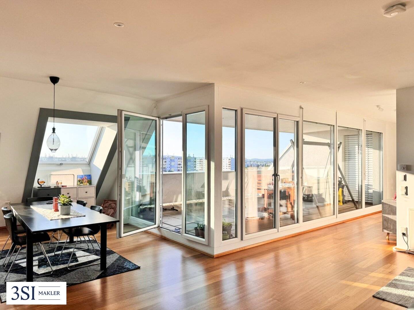 Dachgeschosswohnung mit großer Terrasse und Weitblick in Toplage