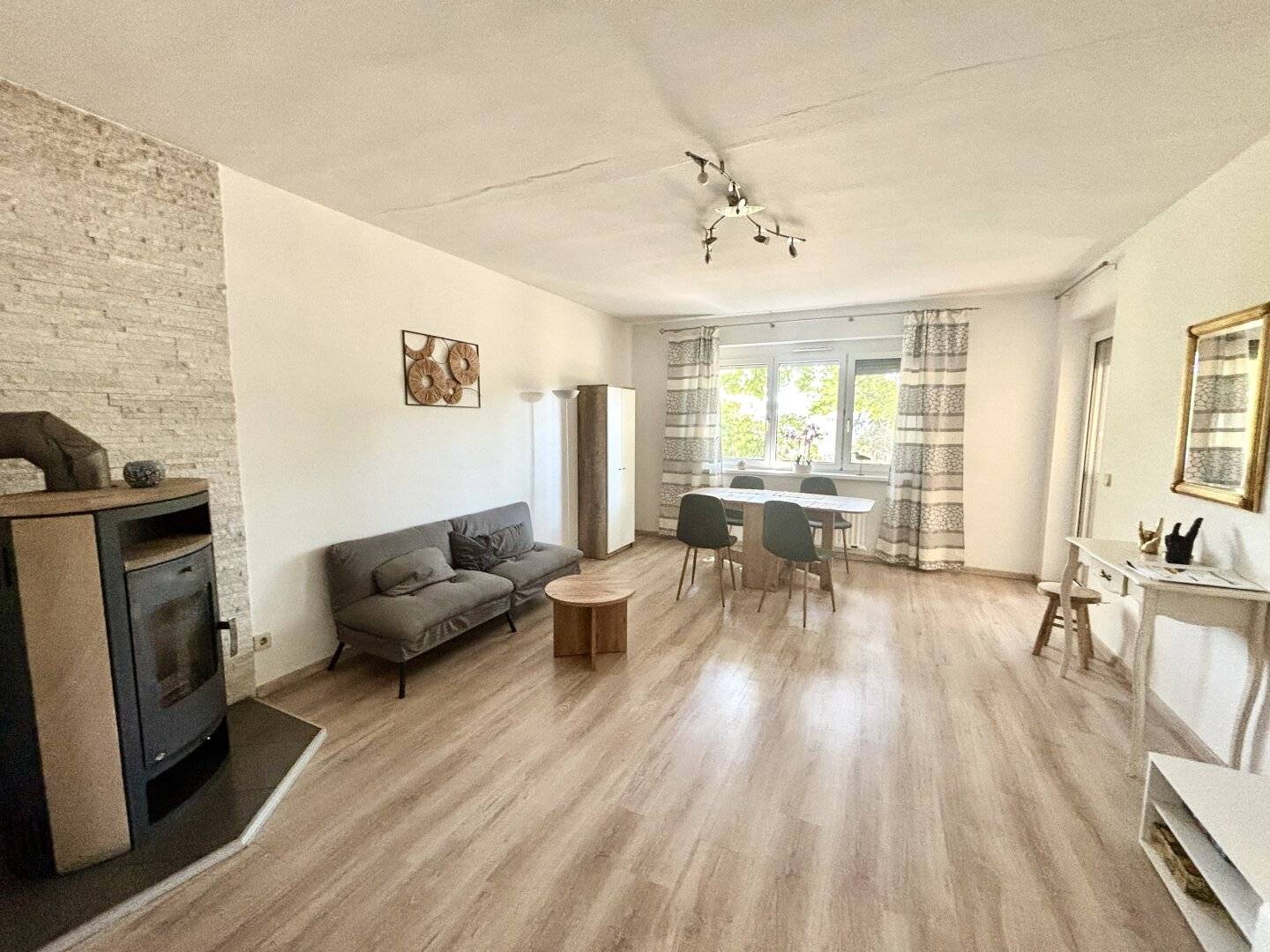 Erdgeschosswohnung mit Loggia und Schwedenofen in zentraler Ruhelage