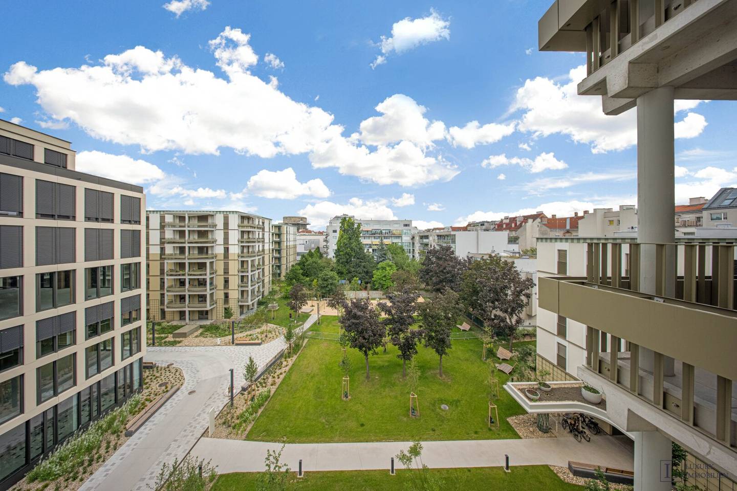 Bright new build apartment with balcony and Augarten view