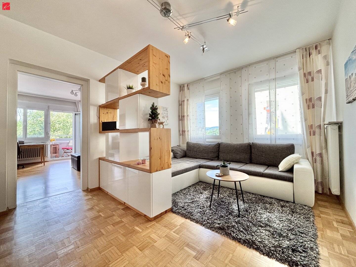 Bright apartment with sunny loggia and parquet