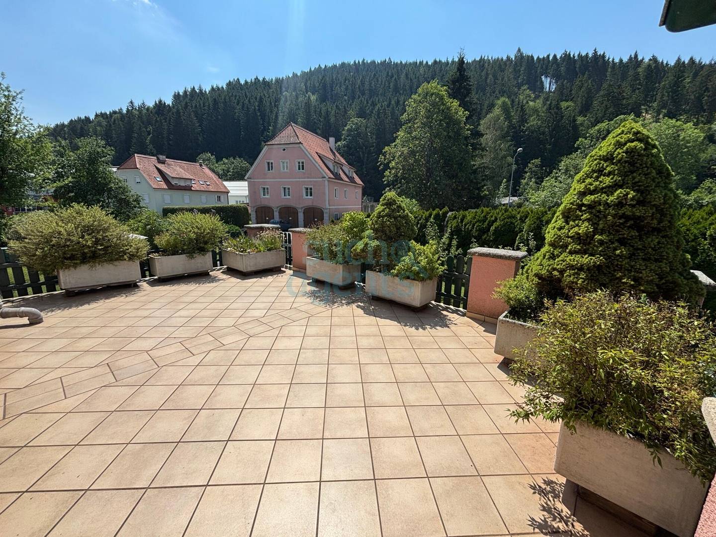 Einfamilienhaus mit Garten Terrasse und zwei Garagenplätzen
