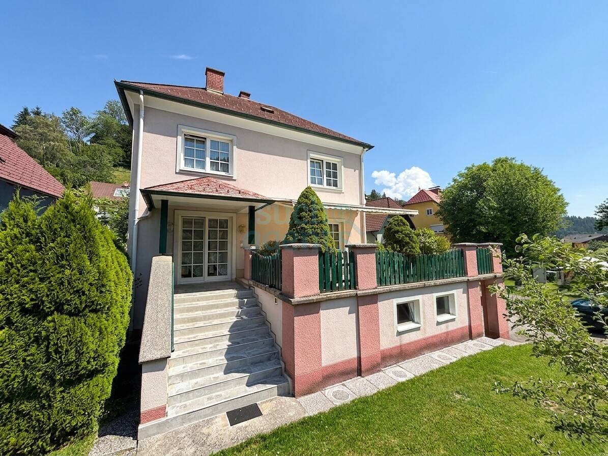 Einfamilienhaus mit Garten Terrasse und zwei Garagenplätzen