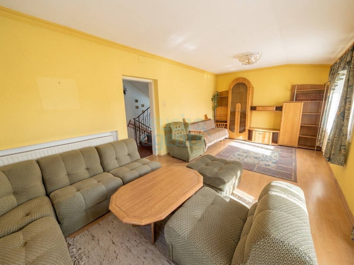 Einfamilienhaus mit Garten Terrasse und zwei Garagenplätzen