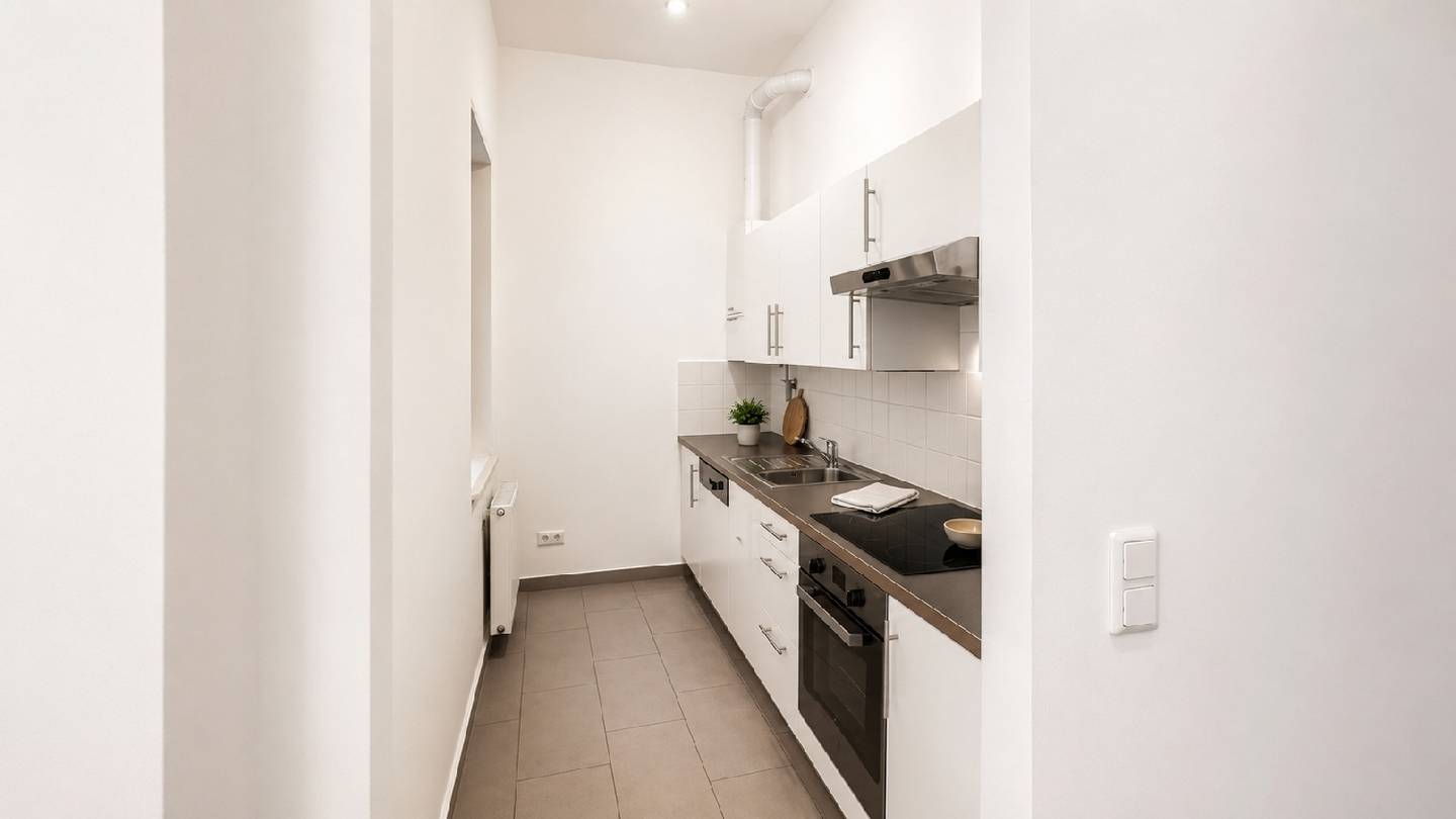 Well maintained period apartment with parquet and 340 cm ceilings