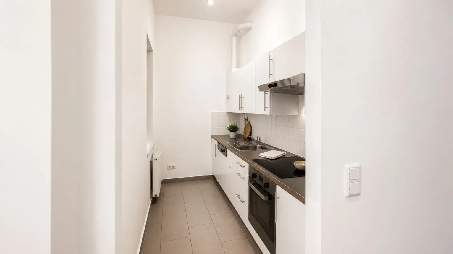 Well maintained period apartment with parquet and 340 cm ceilings