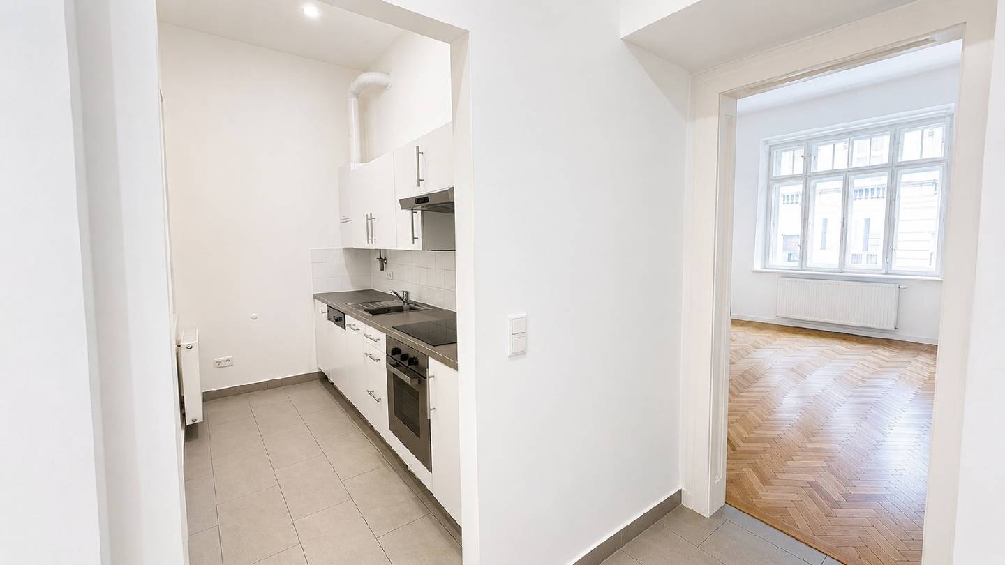 Well maintained period apartment with parquet and 340 cm ceilings