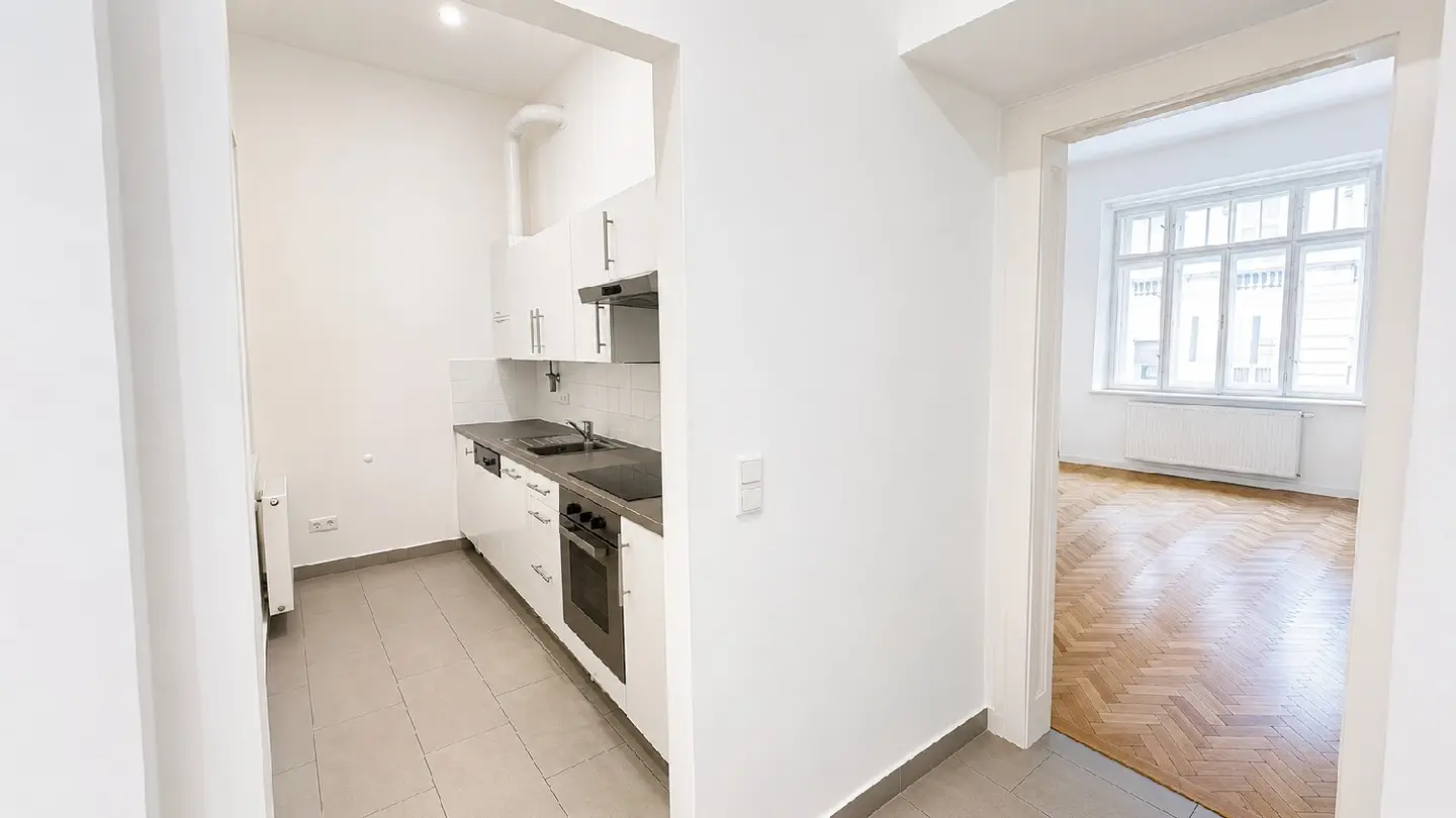 Well maintained period apartment with parquet and 340 cm ceilings