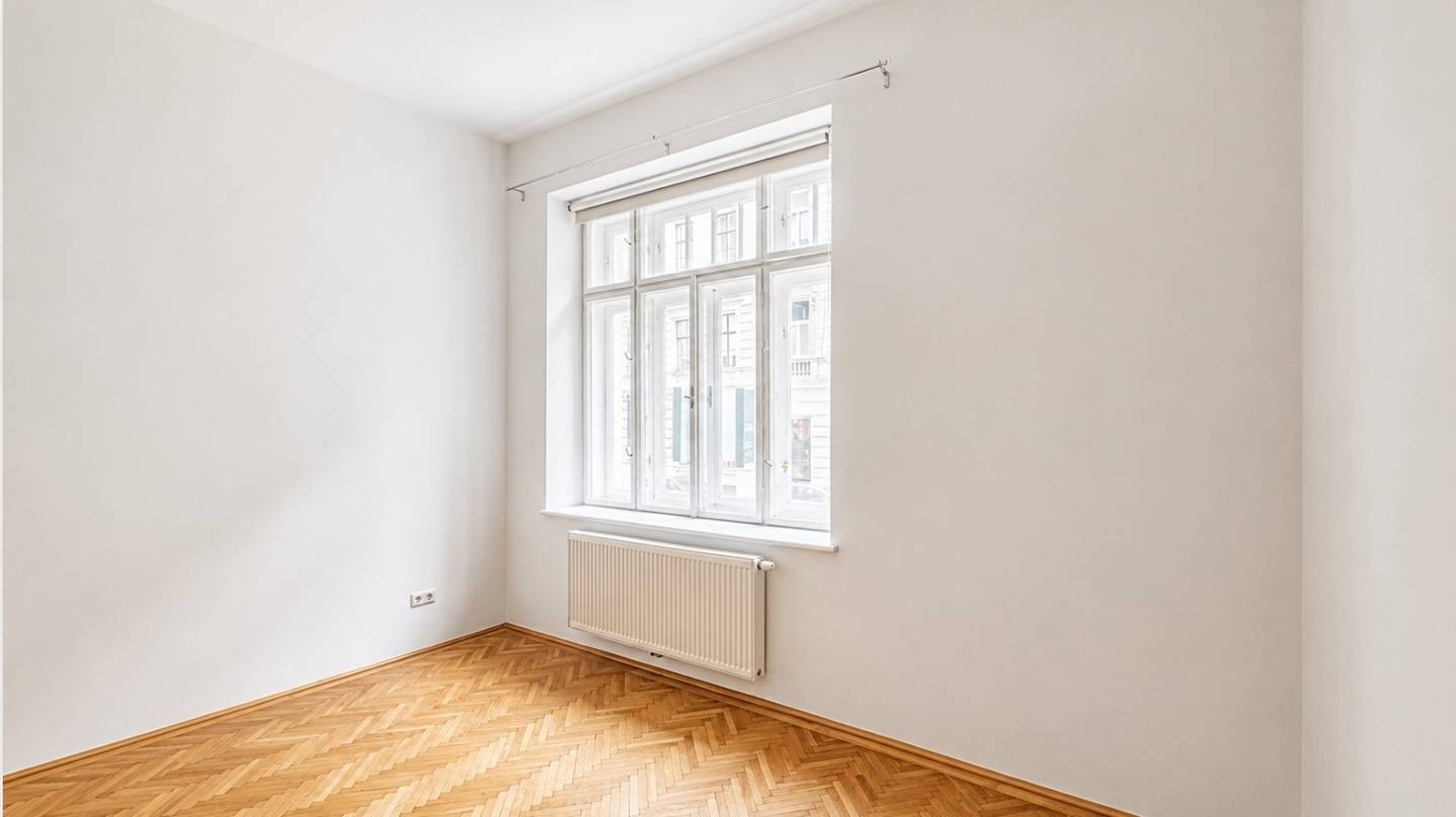 Well maintained period apartment with parquet and 340 cm ceilings