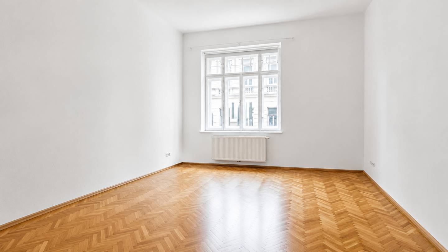 Well maintained period apartment with parquet and 340 cm ceilings