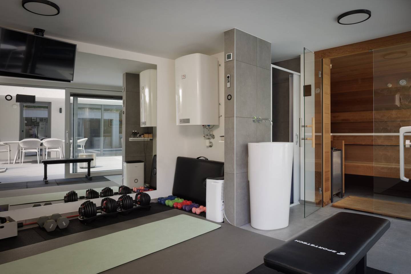Neubauwohnung mit Pool Terrasse und Garten