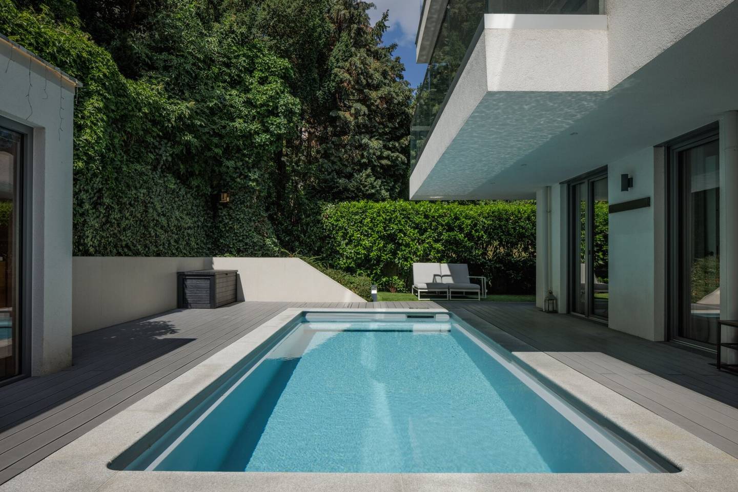 Neubauwohnung mit Pool Terrasse und Garten