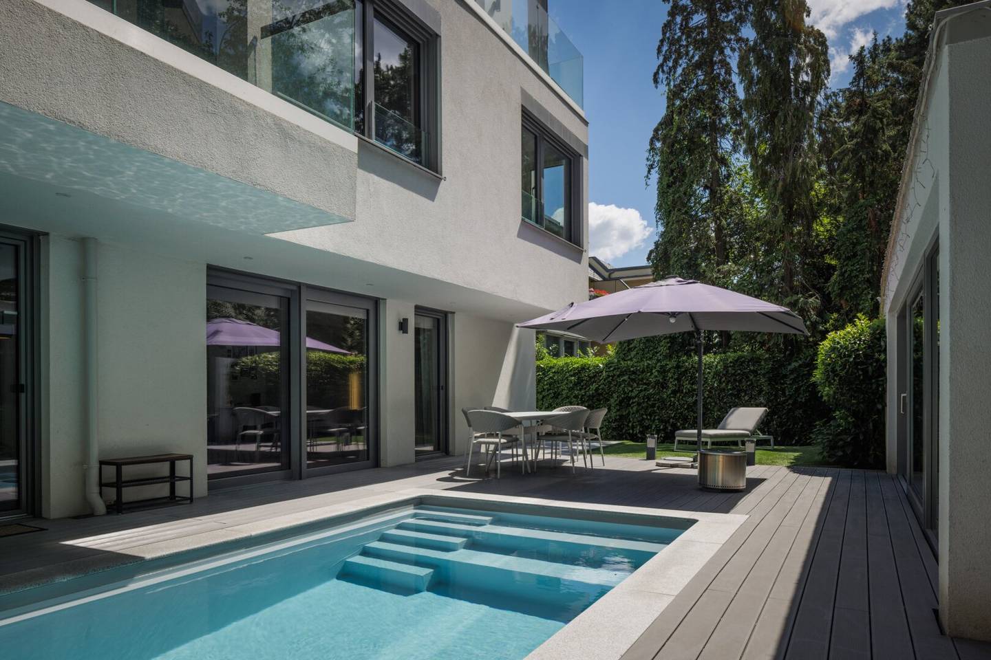 Neubauwohnung mit Pool Terrasse und Garten