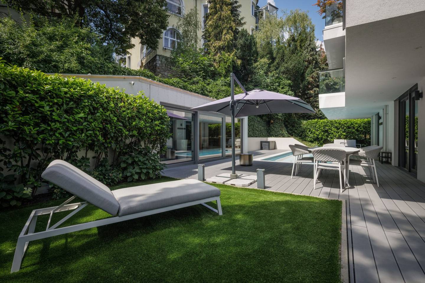 Neubauwohnung mit Pool Terrasse und Garten