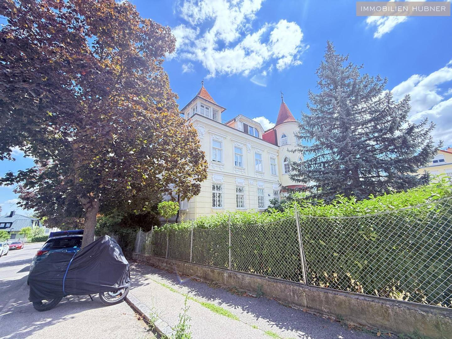 Renovated period apartment with loggia in sunny green surroundings