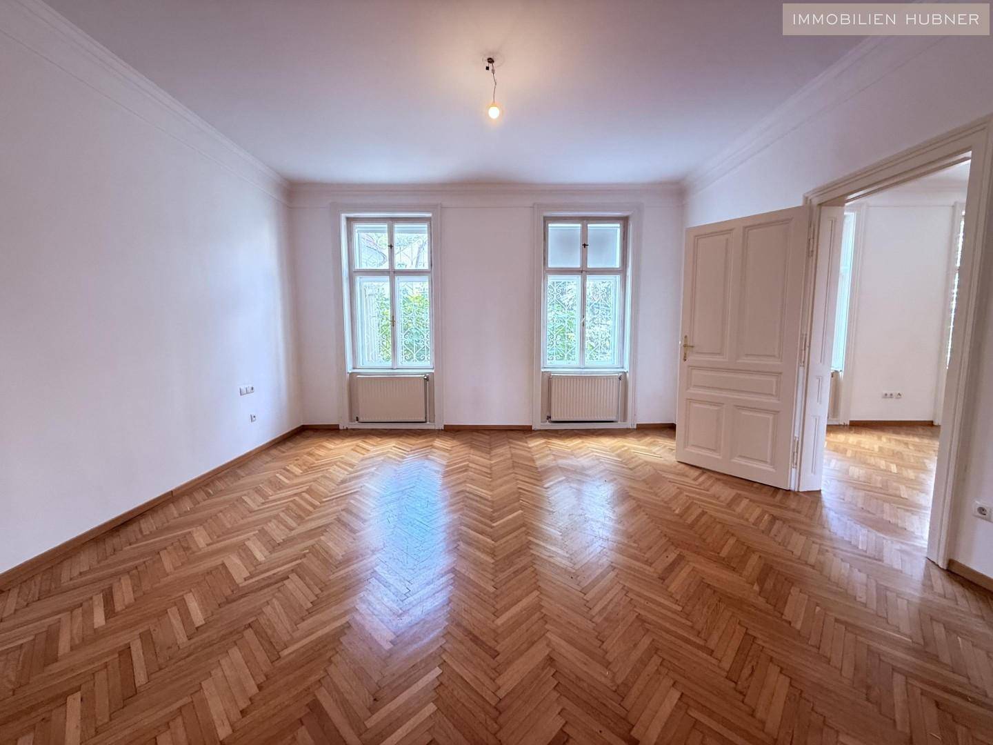 Renovated period apartment with loggia in sunny green surroundings