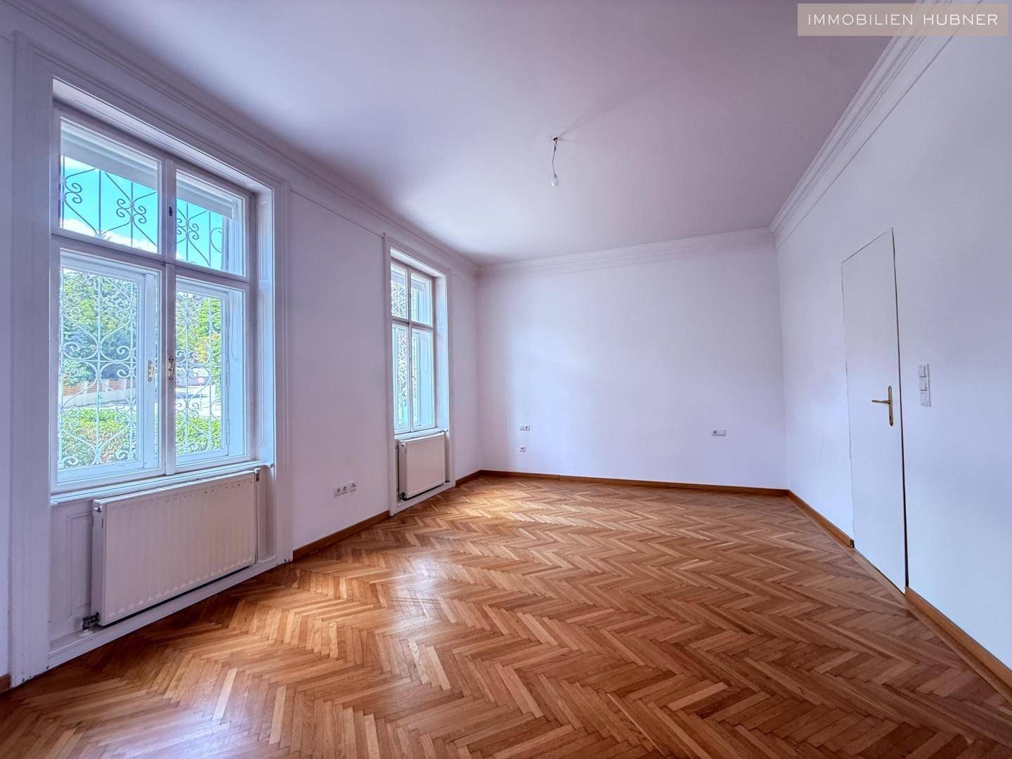 Renovated period apartment with loggia in sunny green surroundings