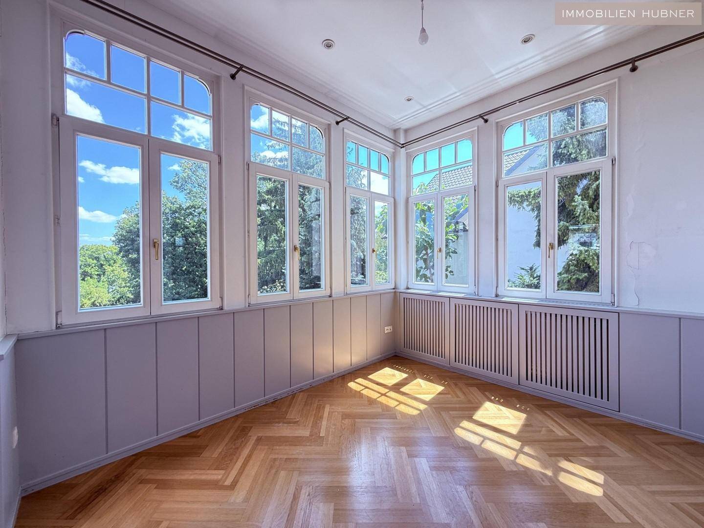 Renovated period apartment with loggia in sunny green surroundings