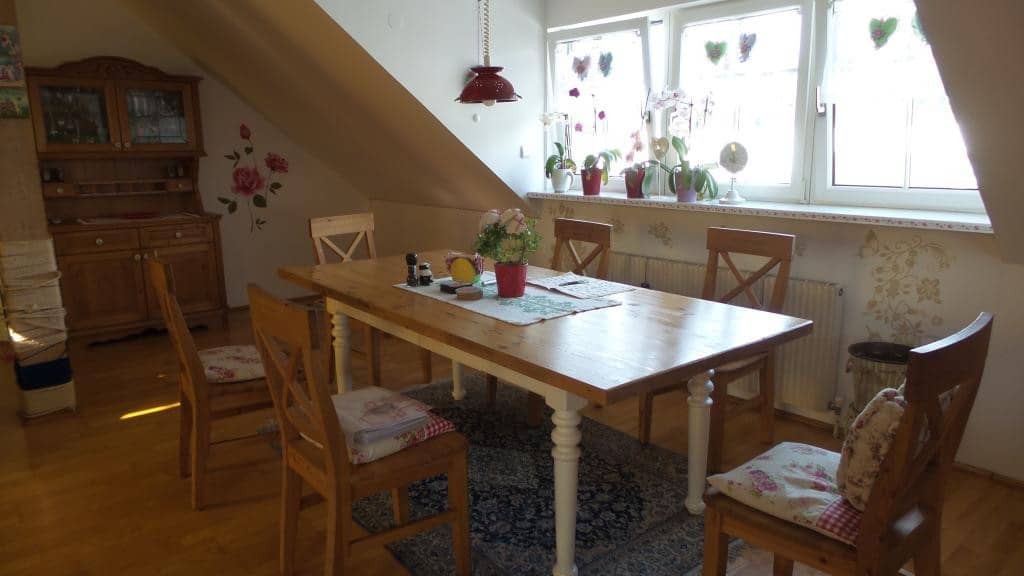 Dachgeschosswohnung mit Balkon und Kamin in sonniger Lage
