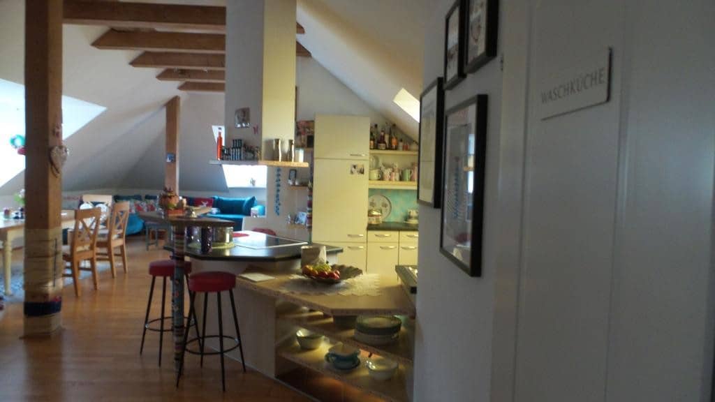 Dachgeschosswohnung mit Balkon und Kamin in sonniger Lage