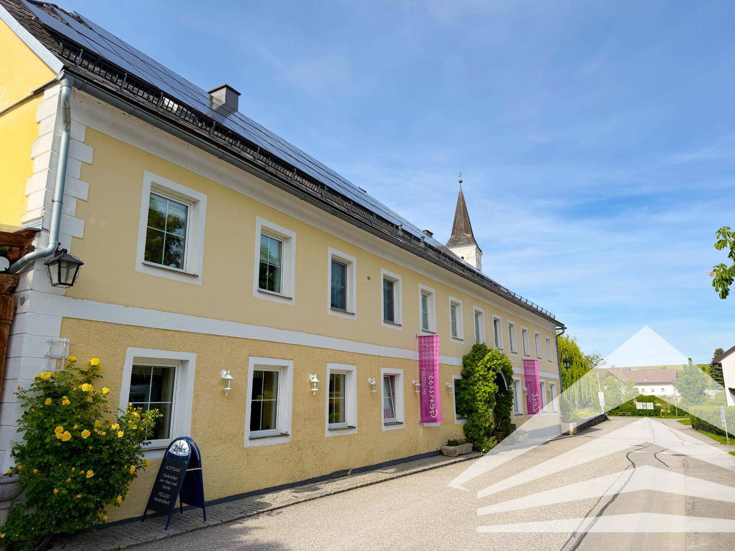 Historisches Gasthaus mit Gastgarten und Hotelentwicklung