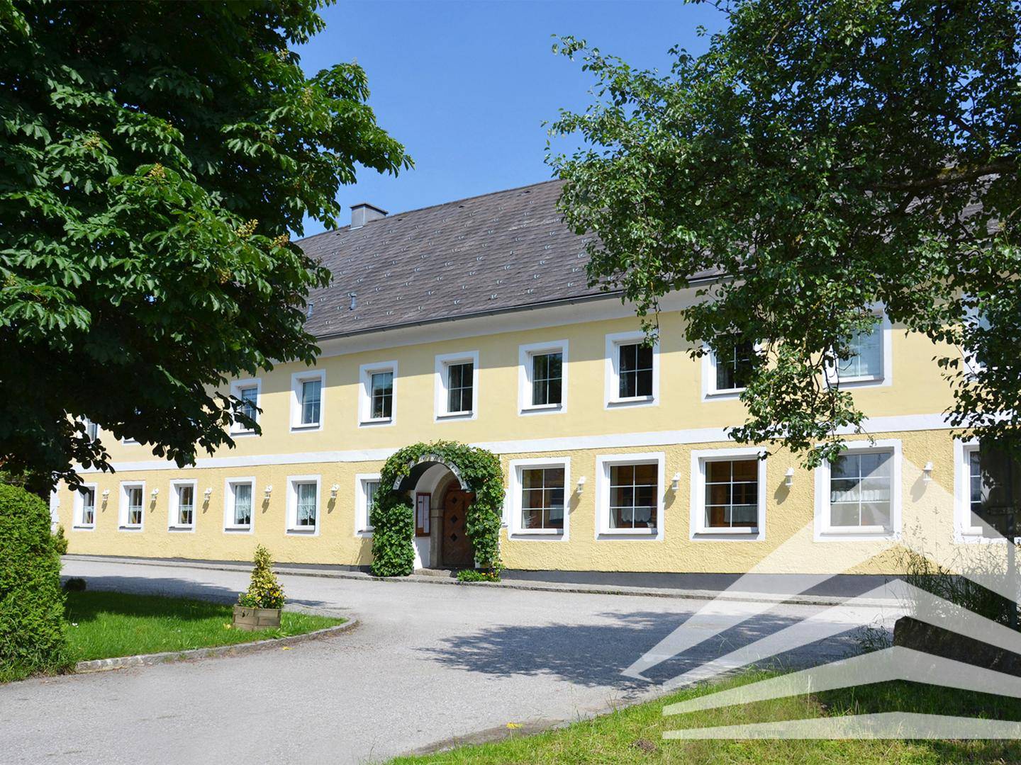 Historisches Gasthaus mit Gastgarten und Hotelentwicklung