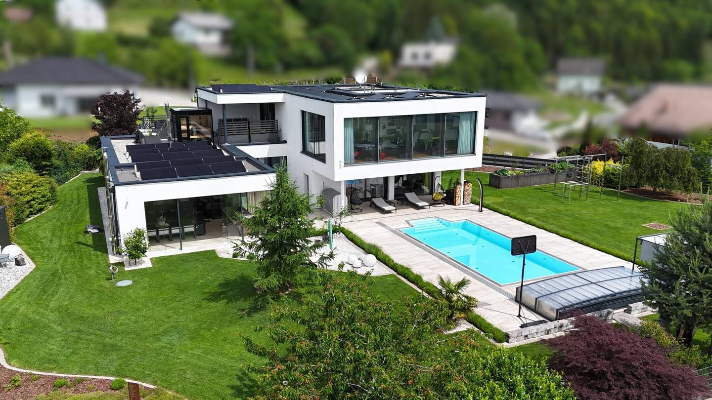 Einfamilienhaus mit Pool und Wintergarten in ruhiger Aussichtslage