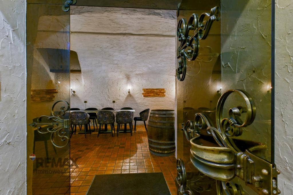 Historic Bärenkeller with Vaulted Ceilings in Prime Location