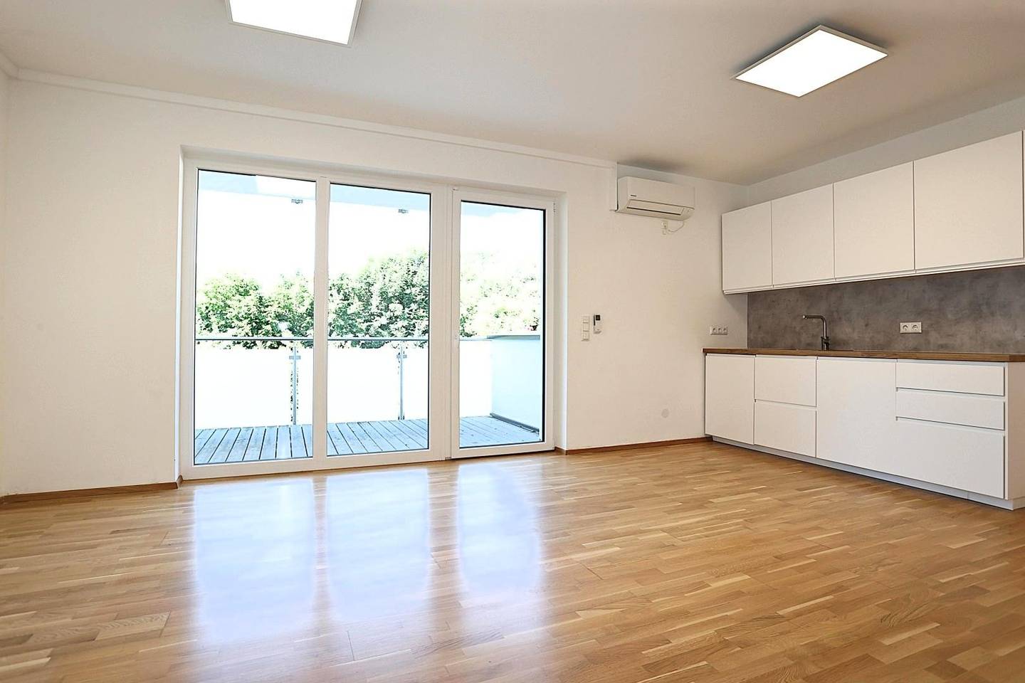 Barrier-Free New-Build Apartment with Balcony and Garage