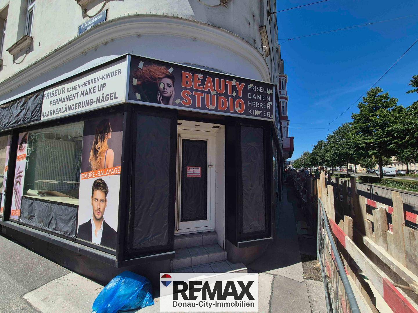 Commercial space with two entrances in central location