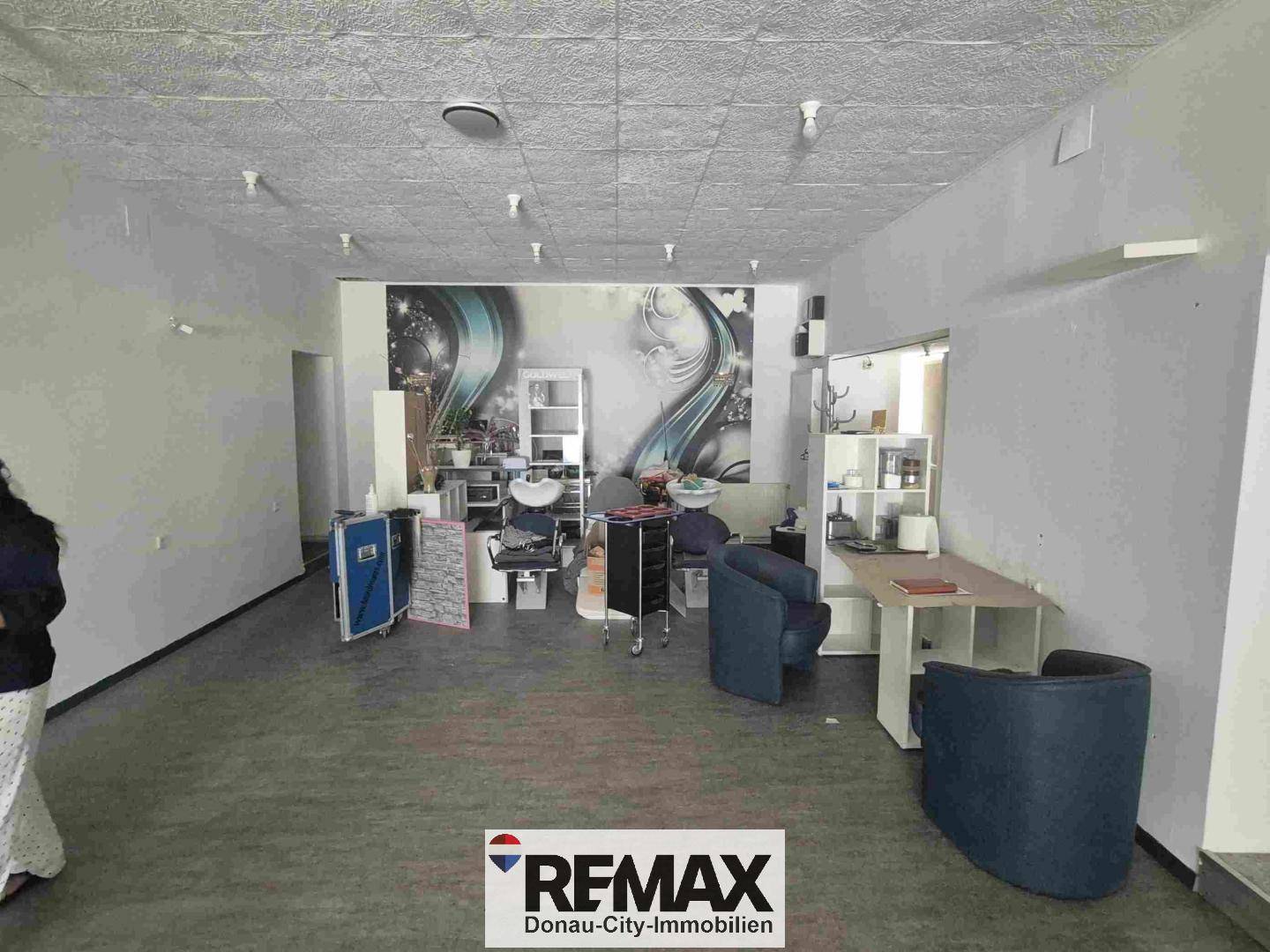 Commercial space with two entrances in central location