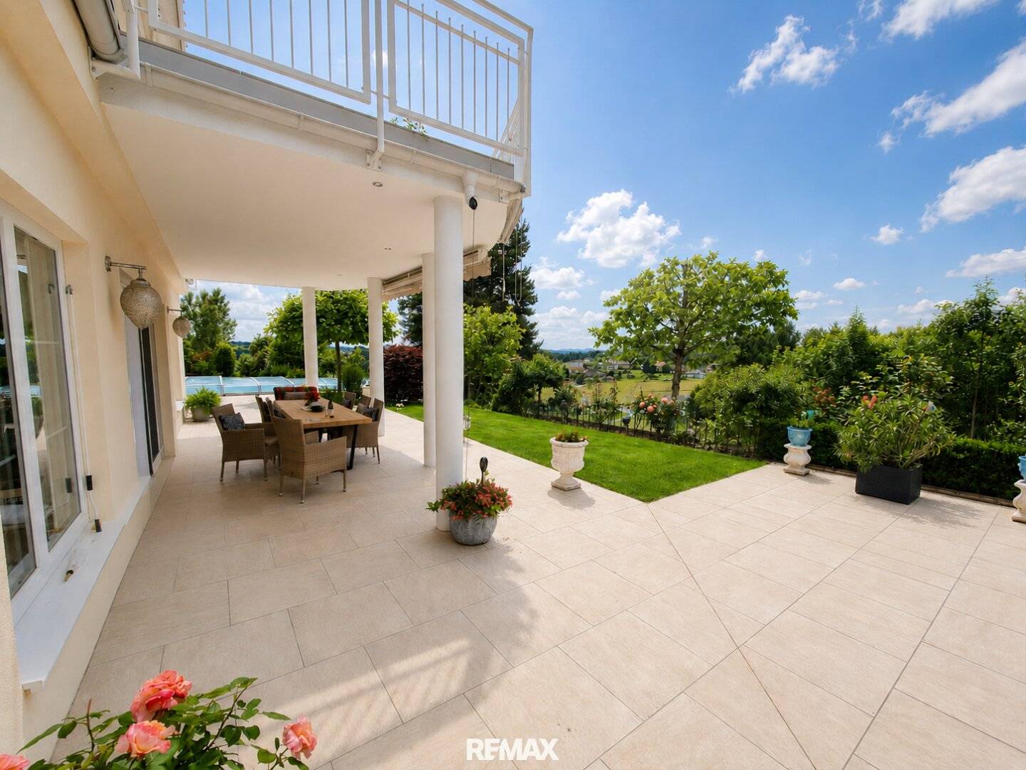 Einfamilienhaus mit Infinity Pool und Doppelgarage