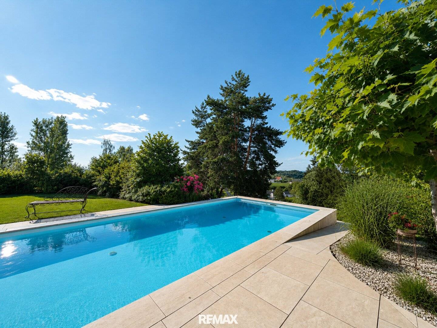 Einfamilienhaus mit Infinity Pool und Doppelgarage