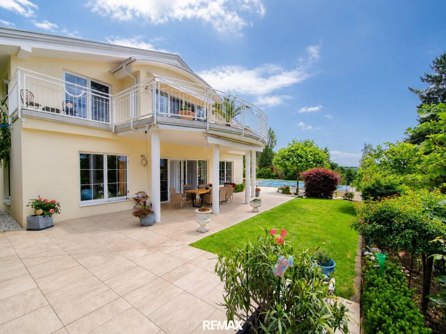 Einfamilienhaus mit Infinity Pool und Doppelgarage
