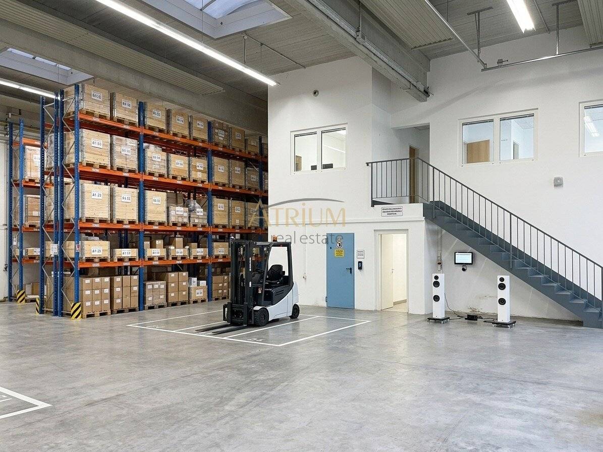 High-bay warehouse with 7m ceiling height in Weigelsdorf
