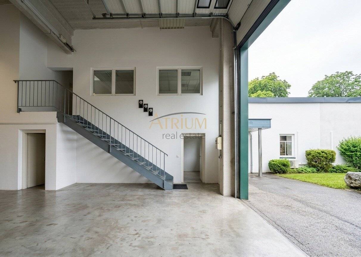 High-bay warehouse with 7m ceiling height in Weigelsdorf
