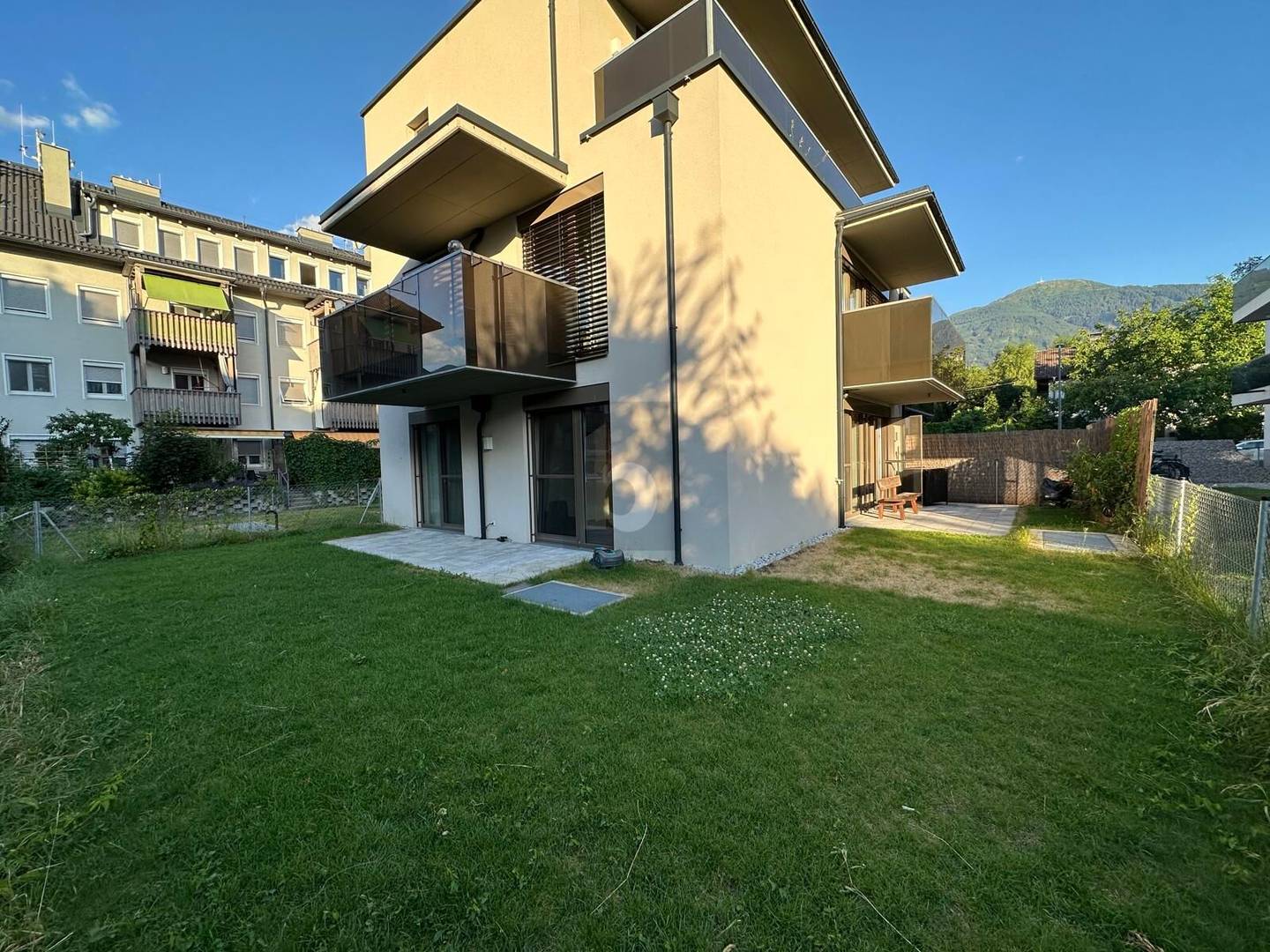 Quiet ground floor apartment with private garden and abundant light