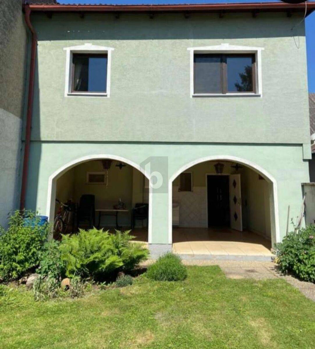 Sonniger Garten und Garage nahe Designer Outlet Familienwohnung
