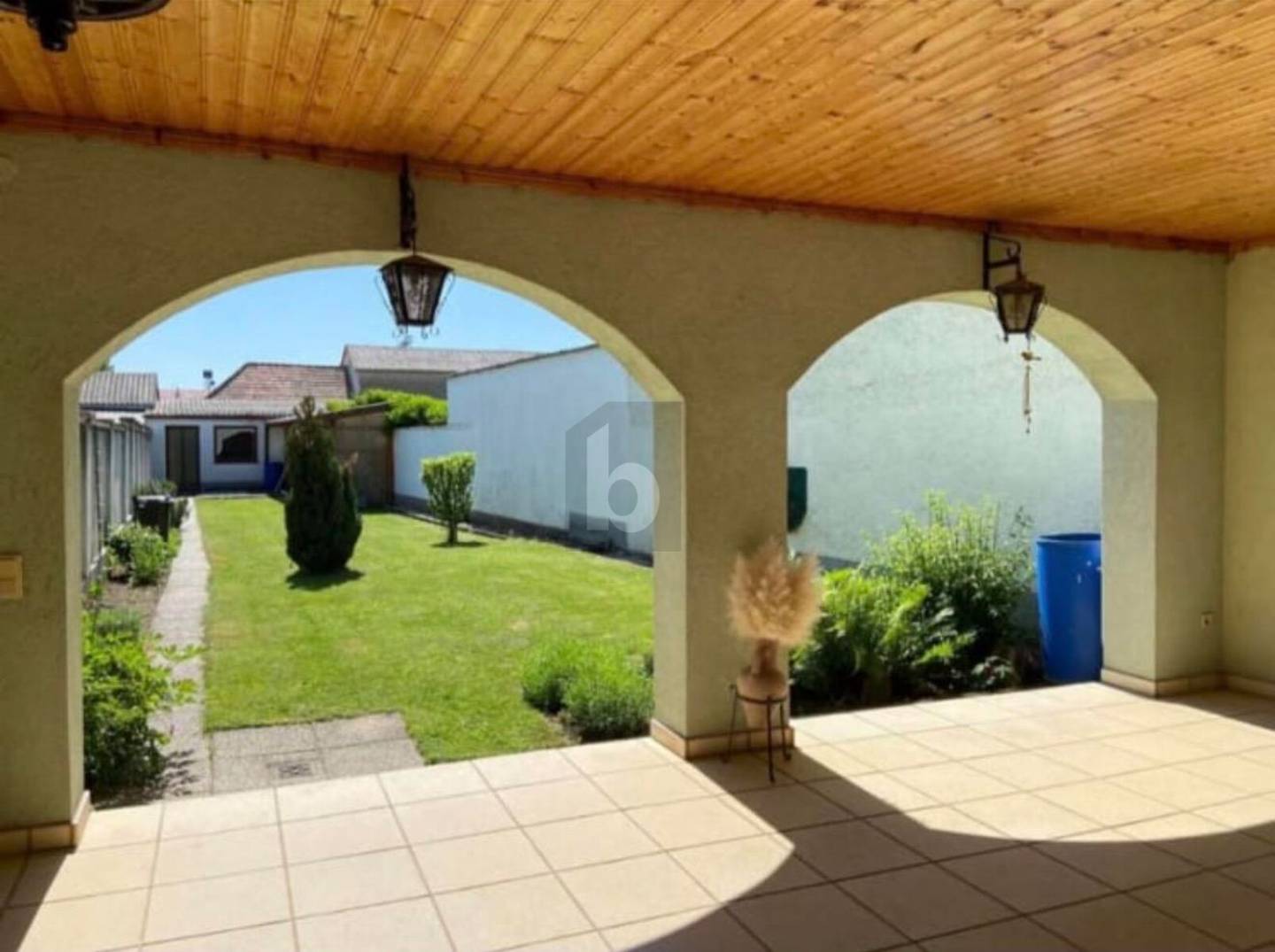 Sonniger Garten und Garage nahe Designer Outlet Familienwohnung