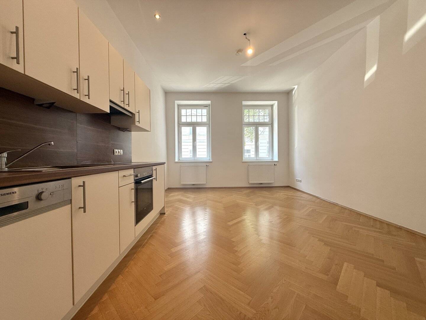 Charming Altbau Apartment with Elevator near U-Bahn