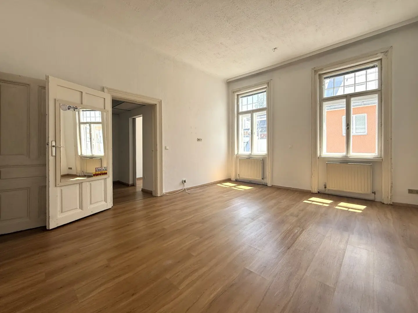 Helle Altbauwohnung mit hoher Raumhöhe in Meidling