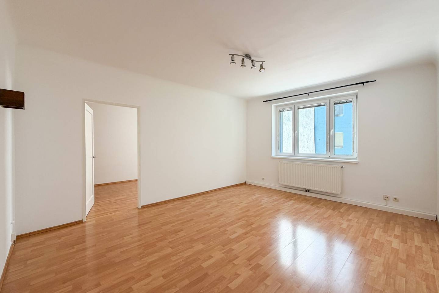 Charming apartment with cellar storage and courtyard seating near Margaretenplatz