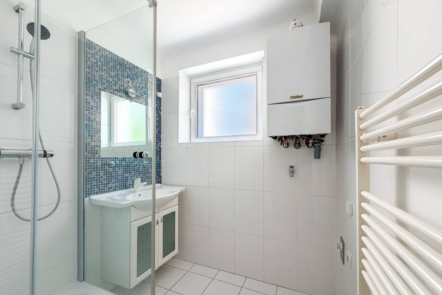 Charming apartment with cellar storage and courtyard seating near Margaretenplatz