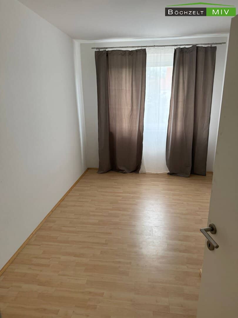 Bright apartment with new kitchen in sunny location