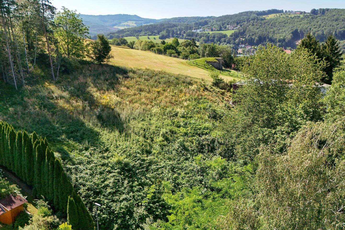 Sonnenhang Baugrundstück mit Grünblick am Waldrand