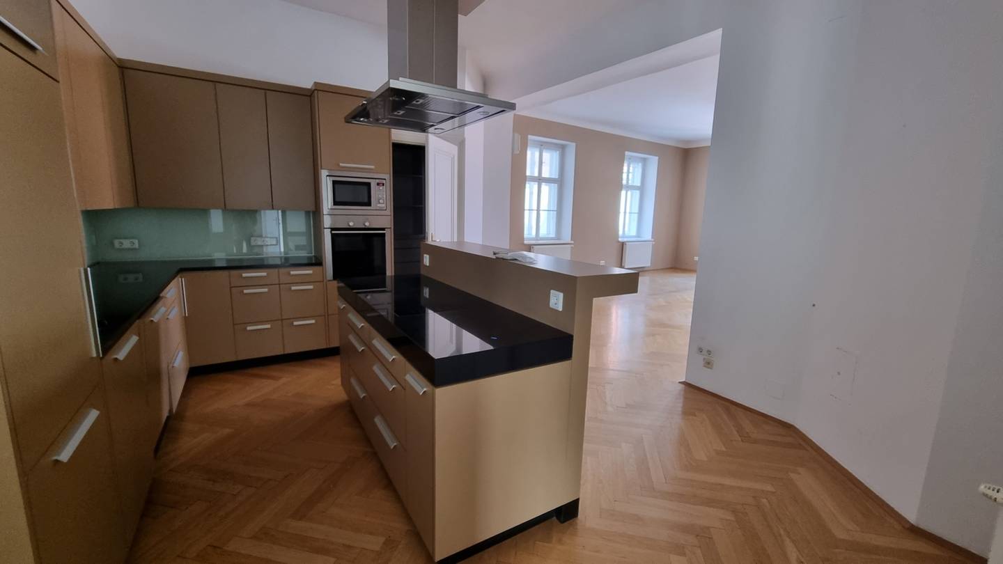 Altbauwohnung mit Kamin und Balkon am Stadtpark