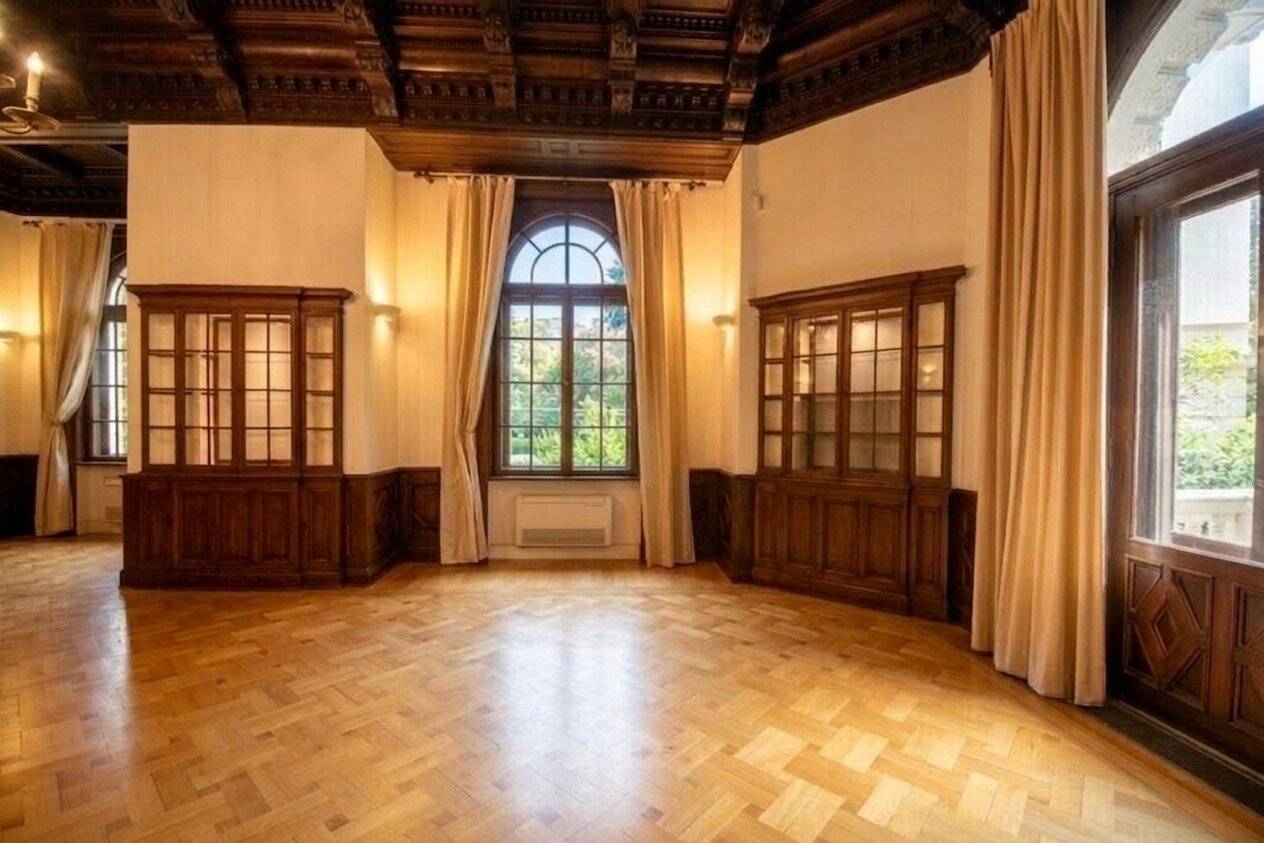 Representative period apartment with terrace in the embassy district