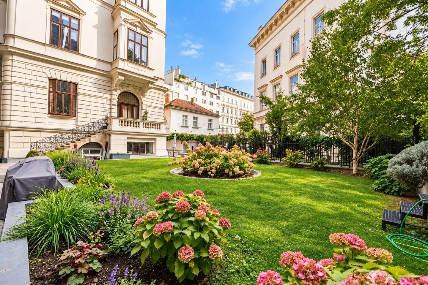 Repräsentative Altbauwohnung mit Terrasse im Botschaftsviertel
