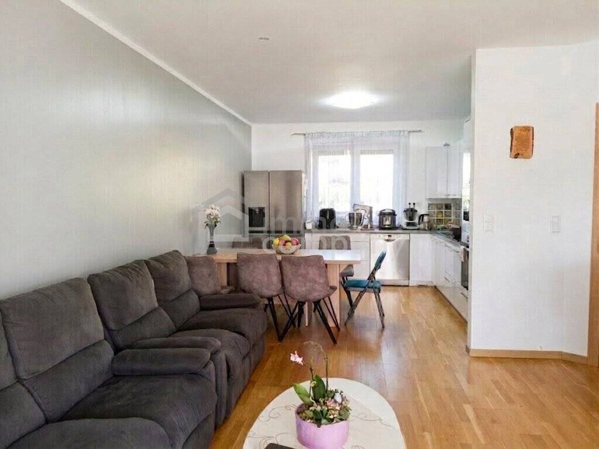 Neuwertige Doppelhaushälfte mit Garten und Terrasse