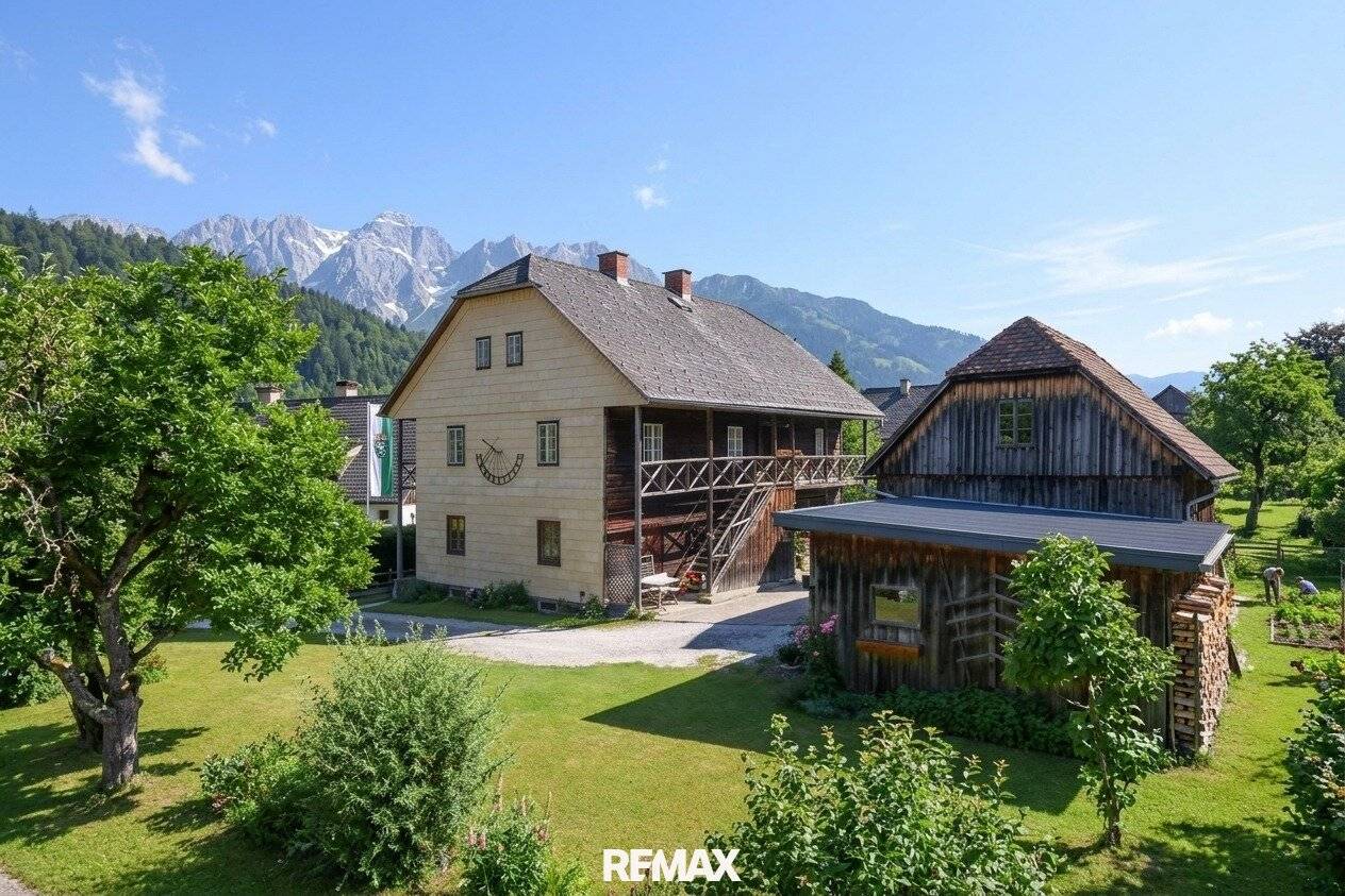 Sanierungsbedürftiges Mehrfamilienhaus mit Carport und Nebengebäude