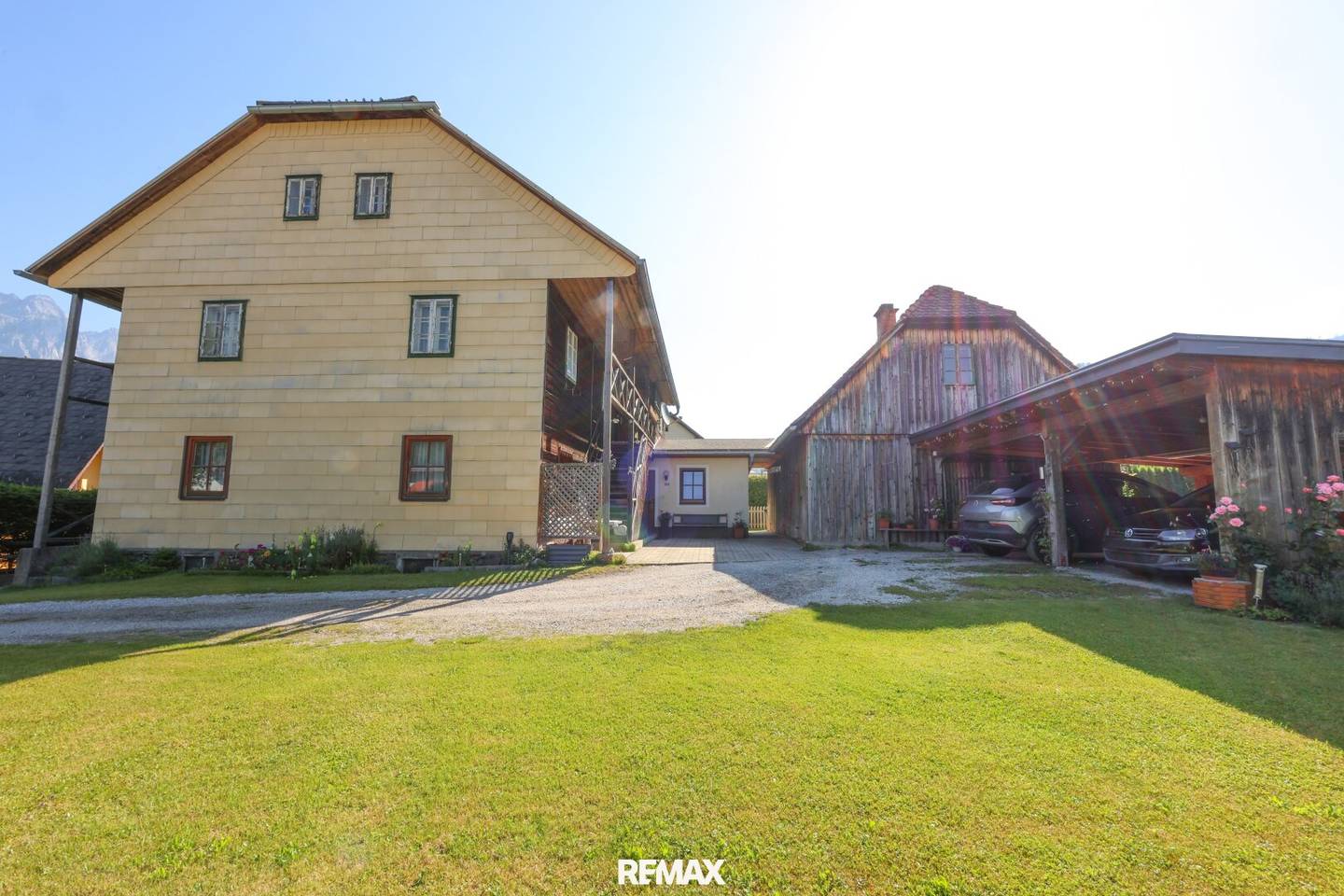 Sanierungsbedürftiges Mehrfamilienhaus mit Carport und Nebengebäude